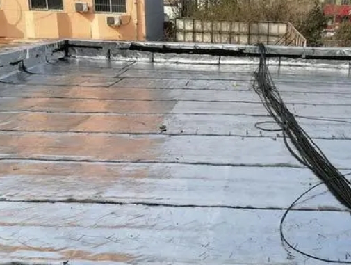 东台卫生间漏水维修公司分享下东台屋面楼顶防水刚性防水层施工要点。